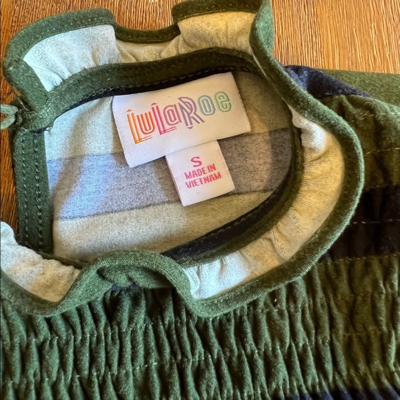 LULAROE BLACK AND GREEN CLARA TOP SIZE S - Picture 3 of 3